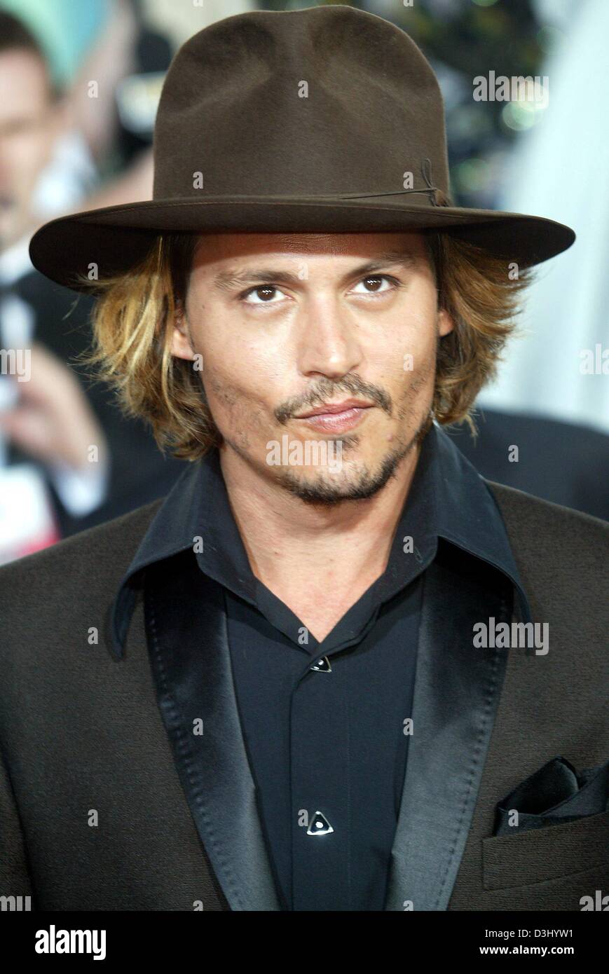 Afp) - L'acteur américain Johnny Depp porte un chapeau et sourit à son  arrivée au Golden Globe Awards à Los Angeles, USA, 25 janvier 2004 Photo  Stock - Alamy