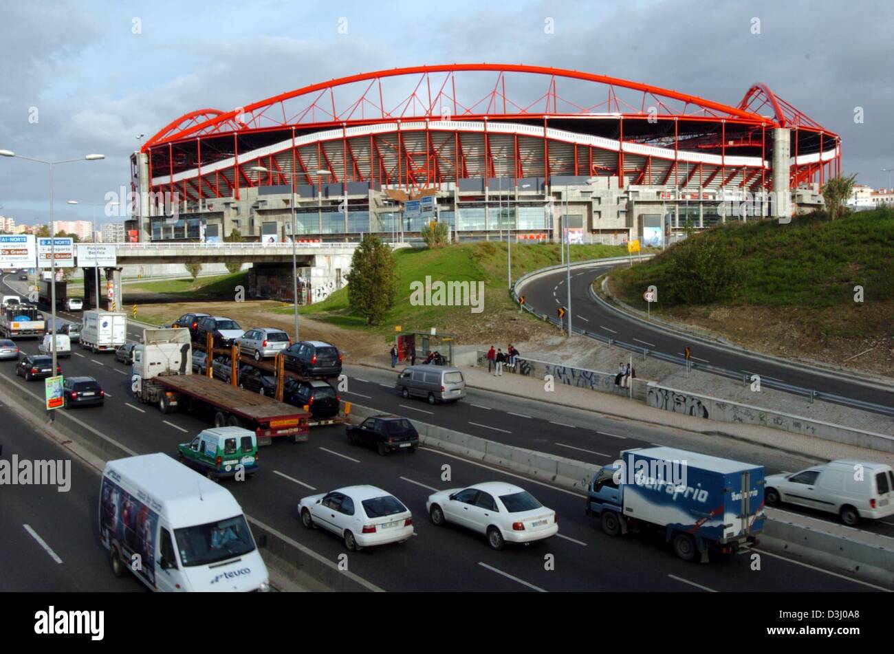 (Afp) - une vue sur la modernisation de l'Estadio da Luz (stade de la lumière) dans le quartier de Benfica à Lisbonne, Portugal, le 30 novembre 2003. Le stade est l'un des dix sites de la coupe d'Europe de football qui se tiendra du 12 juin au 4 juillet 2004. Banque D'Images