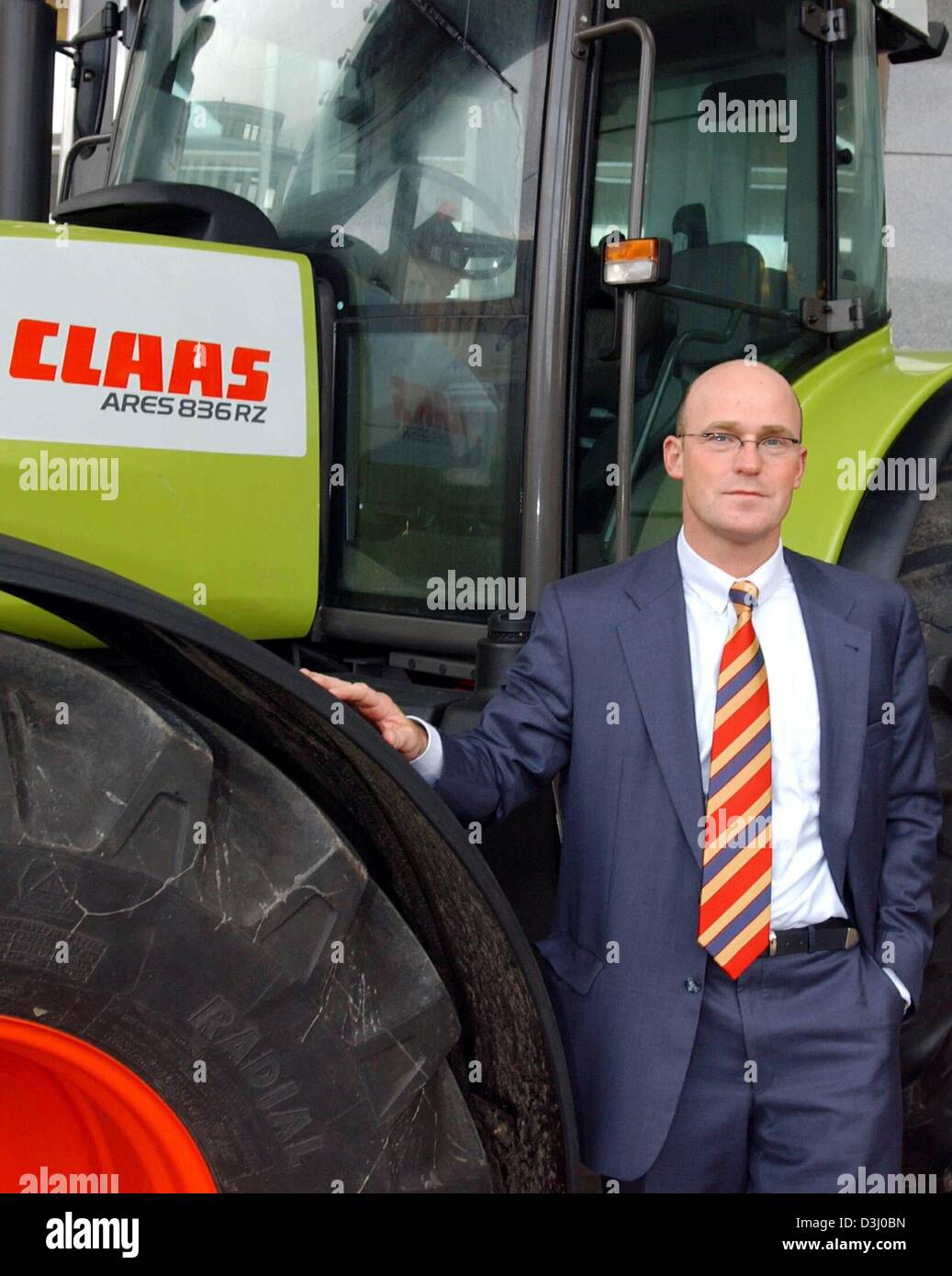 (Afp) - Ruediger A. Guenther, le porte-parole du directoire du fabricant de matériel agricole Claas, pose devant un tracteur Claas à Duesseldorf, Allemagne, 15 janvier 2004. Selon l'information de l'entreprise est le quatrième plus grand fabricant d'équipement agricole dans le monde. Claas présentera ses résultats annuels lors d'une conférence de presse aujourd'hui, 15 janvier. Banque D'Images