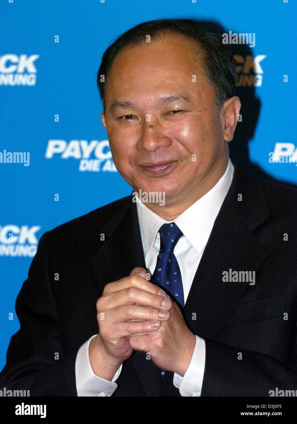 (Afp) --nous Directeur John Woo se replie ses mains et sourit au cours d'une séance de photos qu'il fait la promotion de son dernier film 'chèque' à Berlin, 14 janvier 2004. John Woo réalise le film qui nous stars l'acteur Ben Affleck et Uma Thurman. 'Chèque' sortira en Allemagne le 22 janvier 2004. Banque D'Images