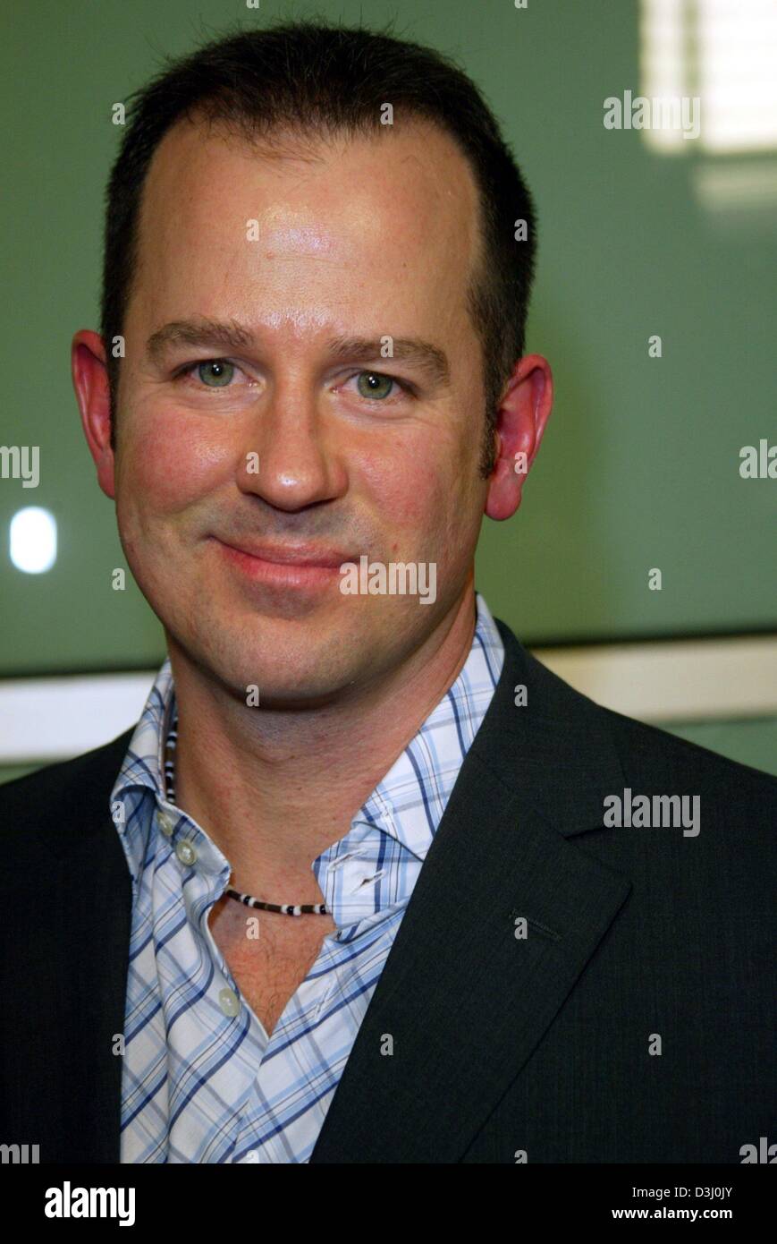 (Afp) - le réalisateur Guy Ferland nous sourit à son arrivée à la première de son film 'Dirty Dancing - Havanna Nights' à Los Angeles, Californie, USA, 24 février 2004. Banque D'Images