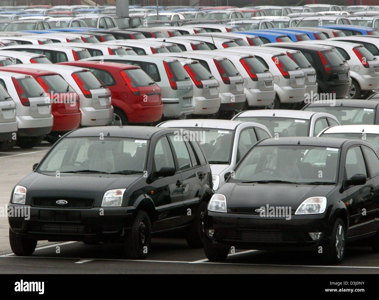 (Afp) - une vue sur le parking de la société de logistique automobile belge Cobelfret N.V. Anvers sur le terminal du port' logport à Duisburg, en Allemagne, le 18 février 2004. Au début de l'année, le marché automobile allemand a mis en marche arrière. Le nombre d'immatriculations de voitures a chuté à 207 000 voitures en janvier 2004, soit 9  % de moins d'un an avant. Le moteur d'e Banque D'Images