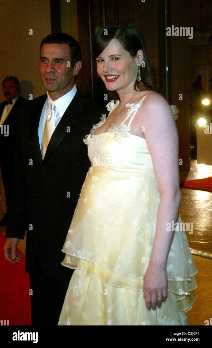 (Afp) - L'actrice américaine enceinte Geena Davis (48) et son mari, chirurgien Reza Jarrahy (33), arrivée à la cérémonie de remise des prix de la Costume Designer Guild Awards à Los Angeles, USA, 21 février 2004. Davis attend des jumeaux au printemps 2004. À l'âge de 46 elle a donné naissance à son premier enfant, une fille. Banque D'Images