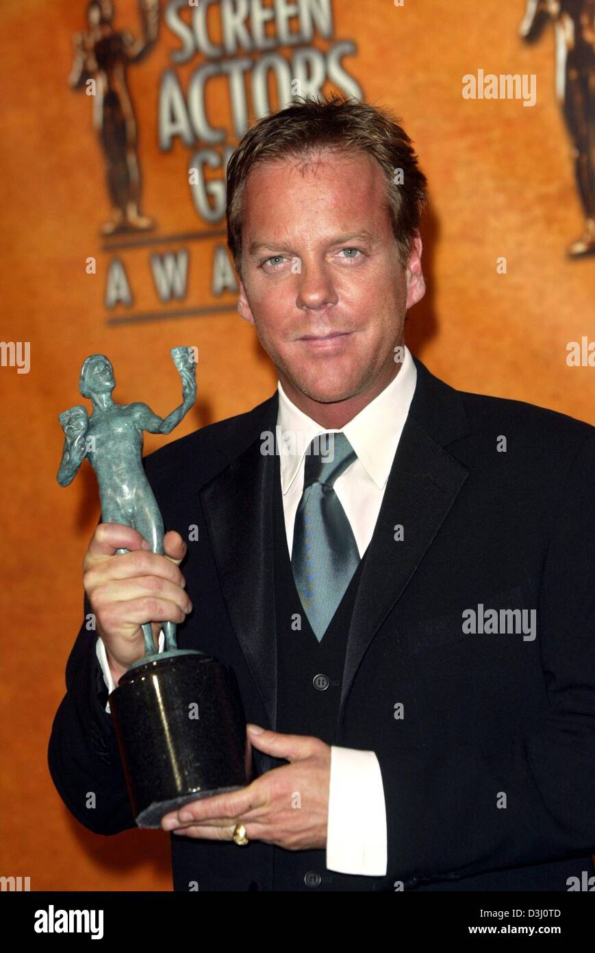 Screen Actors Guild Award Du Meilleur Acteur Afp) - L'acteur américain Kiefer Sutherland pose avec son trophée après la  cérémonie de remise des prix de la Screen Actors Guild (SAG) Awards à Los  Angeles, Etats-Unis, 22 février 2004. Il