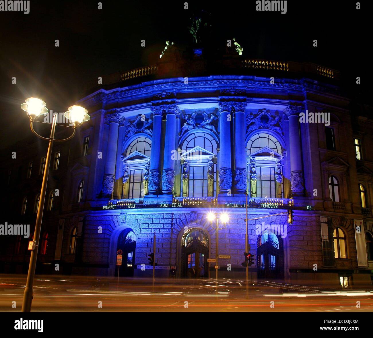 (Afp) - La façade du Musée de la communication (courrier Musée) s'illumine de lumière bleue dans Berlin, 12 février 2004. Le musée est considéré comme le plus ancien musée de la poste dans le monde. Le musée a été fondé et inauguré en 1898 à l'initiative de Heinrich VON STEPHAN, alors chef de la poste allemande. La majorité de la collection a été relocalisé à Hesse pendant la S Banque D'Images