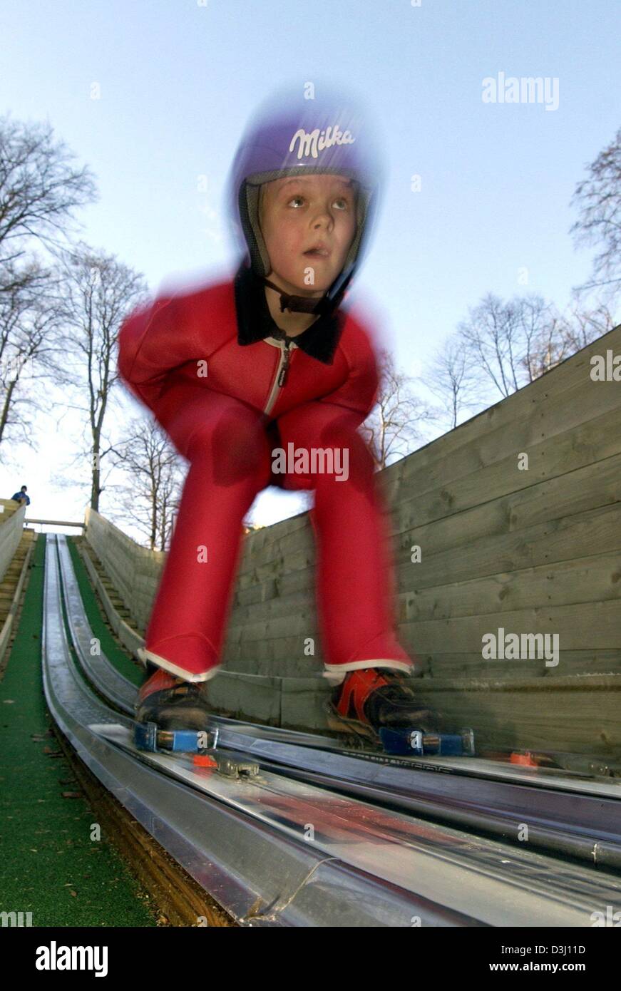 12- an old Oliver Janke des vitesses sur le 20m le saut à ski Hill le 18 février 2004, à Bad Freienwalde, l'Est de l'Allemagne. Ce saut peut être utilisé soit en hiver ou été, c'est un tapis de saut. Banque D'Images