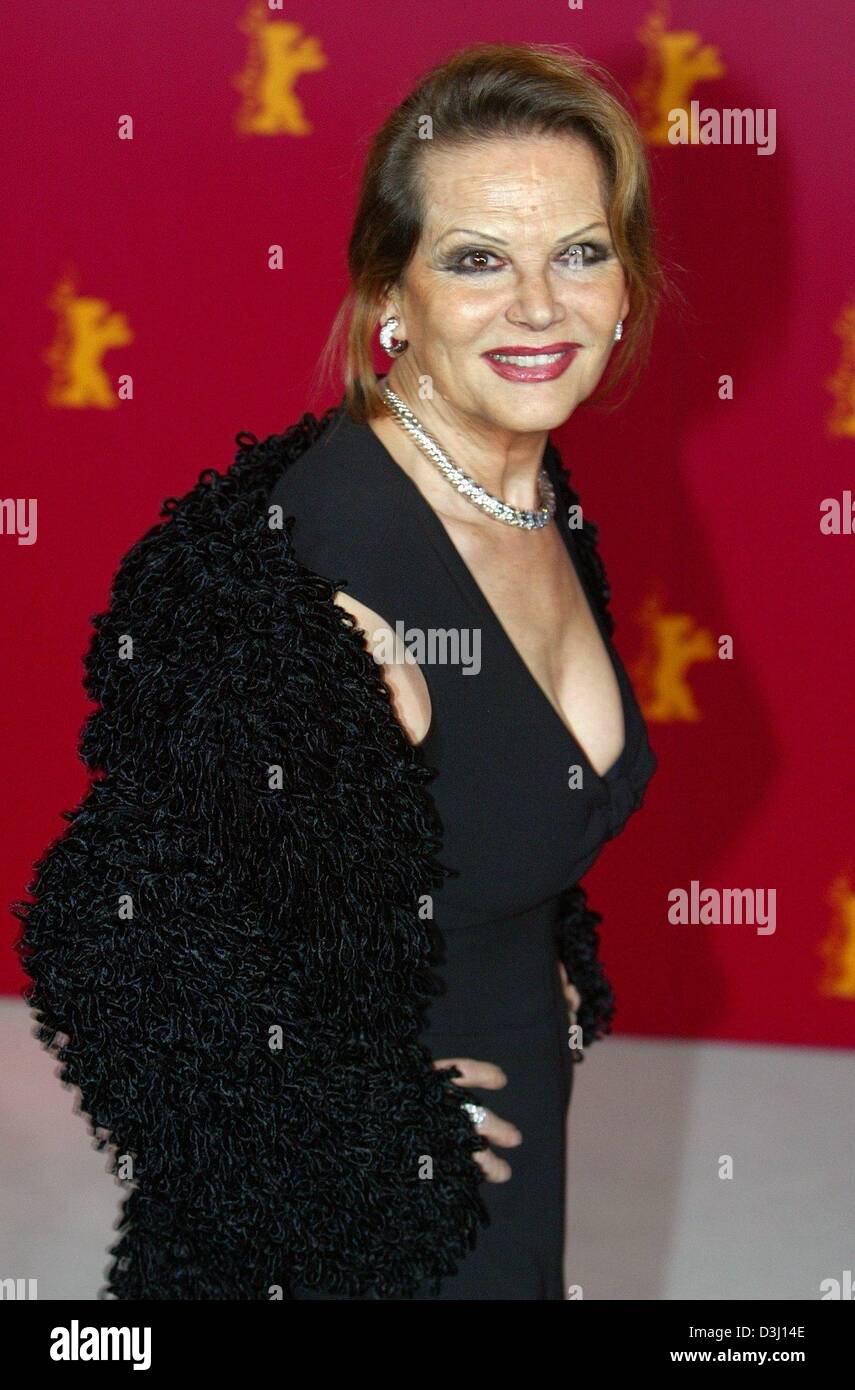 (Afp) - L'actrice italienne Claudia Cardinale sourire alors qu'elle pose pour une séance de photo duirng la 54e Berlinale Festival International du Film de Berlin, 13 février 2004. Banque D'Images