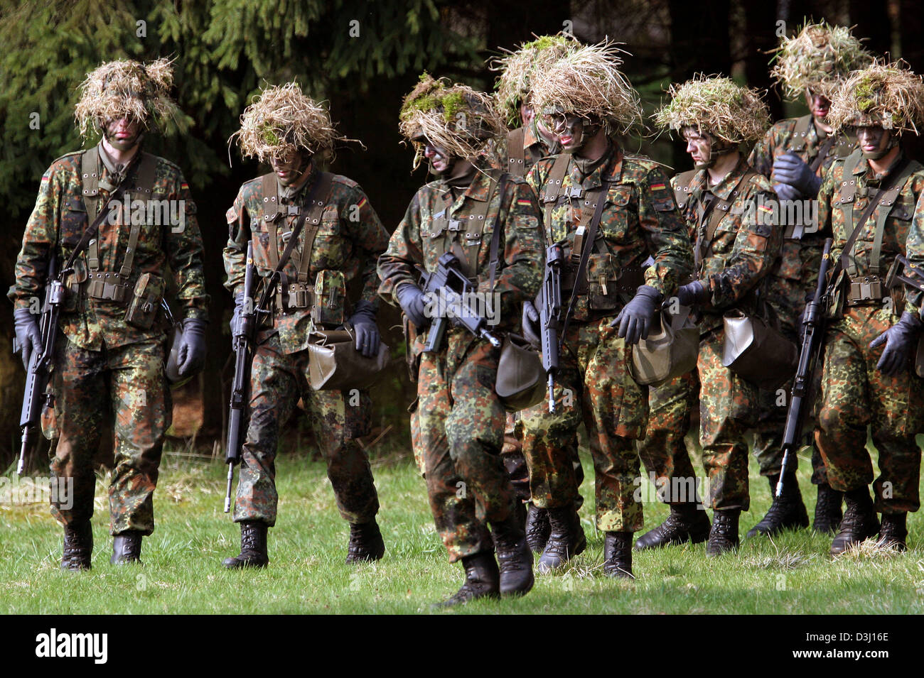 (Afp) - Un groupe d'appelés de la division d'infanterie de la Bundeswehr, une tenue de camouflage et armé d'un fusil G36, se tenir sur un terrain au cours d'un exercice sur le terrain dans le cadre de la formation militaire de base à la caserne en Knuell Schwarzenborn, Allemagne, 14 avril 2005. Banque D'Images