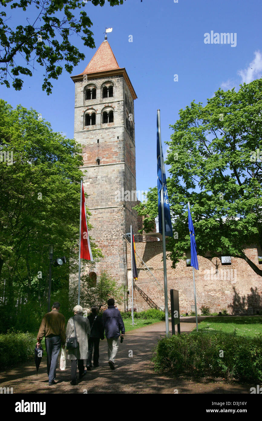 (Afp) - l'image montre la vue sur le monastère ruine de mauvais Herfeld, Allemagne, le 9 mai 2005. L'Assemblée 'Bad Hersfeld Festival' est pris dans le monastère la ruine. Le 55e festival commence le 10 juin avec la première de "Amadeus" de Peter Shaffer, avec une mise en scène de Peter Lotschak directeur du festival. Banque D'Images