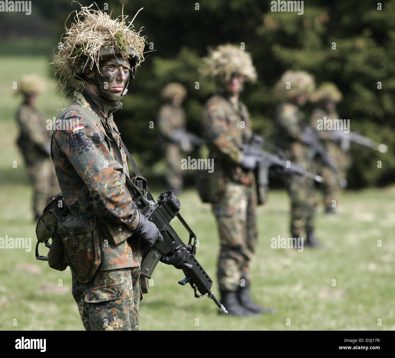 (Afp) - Un groupe d'appelés de la division d'infanterie de la Bundeswehr, une tenue de camouflage et armé d'un fusil G36, se tenir sur un terrain au cours d'un exercice sur le terrain dans le cadre de la formation militaire de base à la caserne en Knuell Schwarzenborn, Allemagne, 14 avril 2005. Banque D'Images