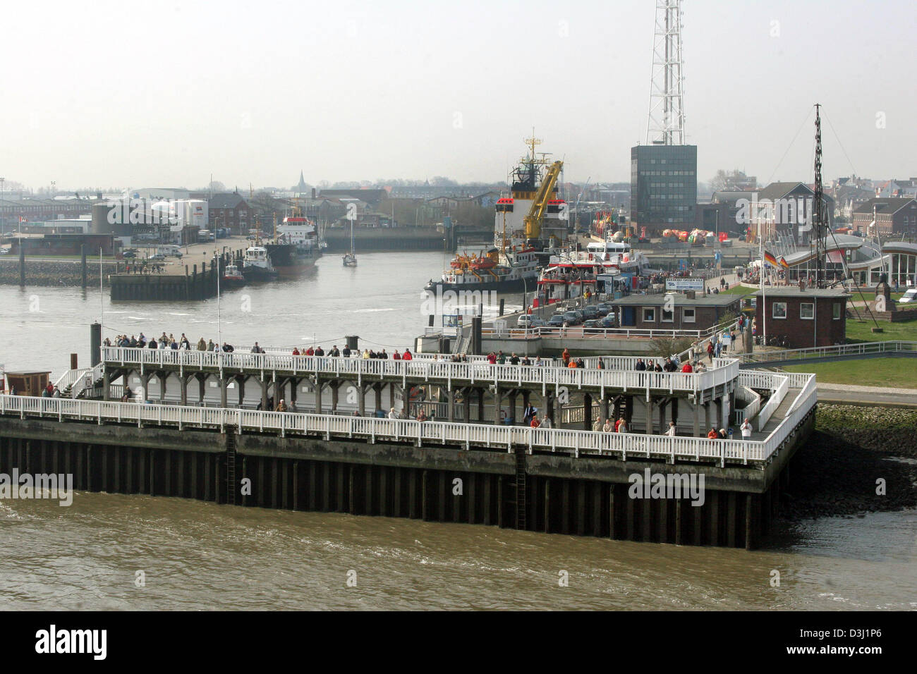 (Afp) - Le fichier photo, datée du 15 avril 2005, montre la vue depuis le ferry 'Duchess of Scandinavia" sur le rempart 'Vieux Love' de Cuxhaven, Allemagne. Banque D'Images