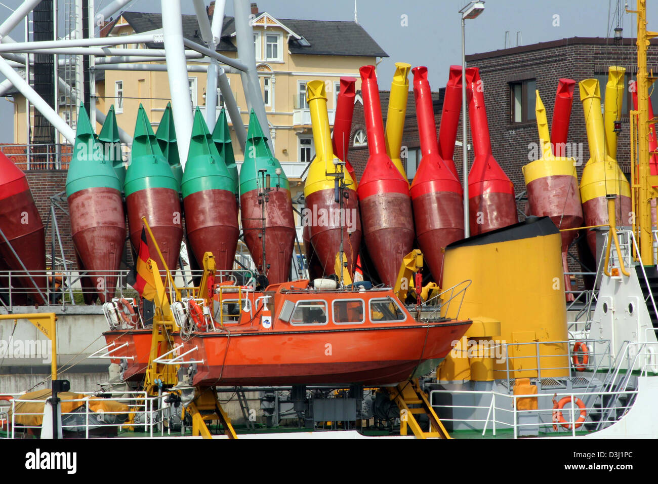(Afp) - Le fichier photo, datée du 15 avril 2005, montre des bouées et la vie d'un bateau dans le port de Cuxhaven, Allemagne. Banque D'Images