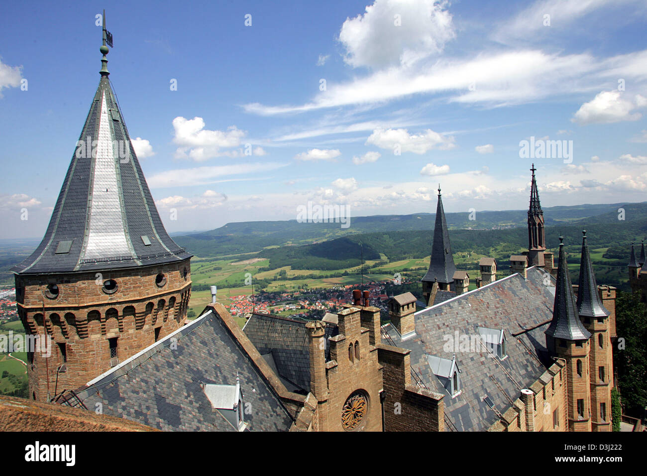 (Afp) - sur le château Hohenzollern en photo le 15 juin 2005. Le château Hohenzollern est le siège ancestral de la garnison prussienne-ainsi que la ligne catholique-seigneuriale de la maison Hohenzollern. C'est une des plus belles et visité les châteaux de l'Europe. L'empereur Guillaume II déjà admiré la vue spectaculaire sur les montagnes souabes : La vue sur le château Hohenzo Banque D'Images