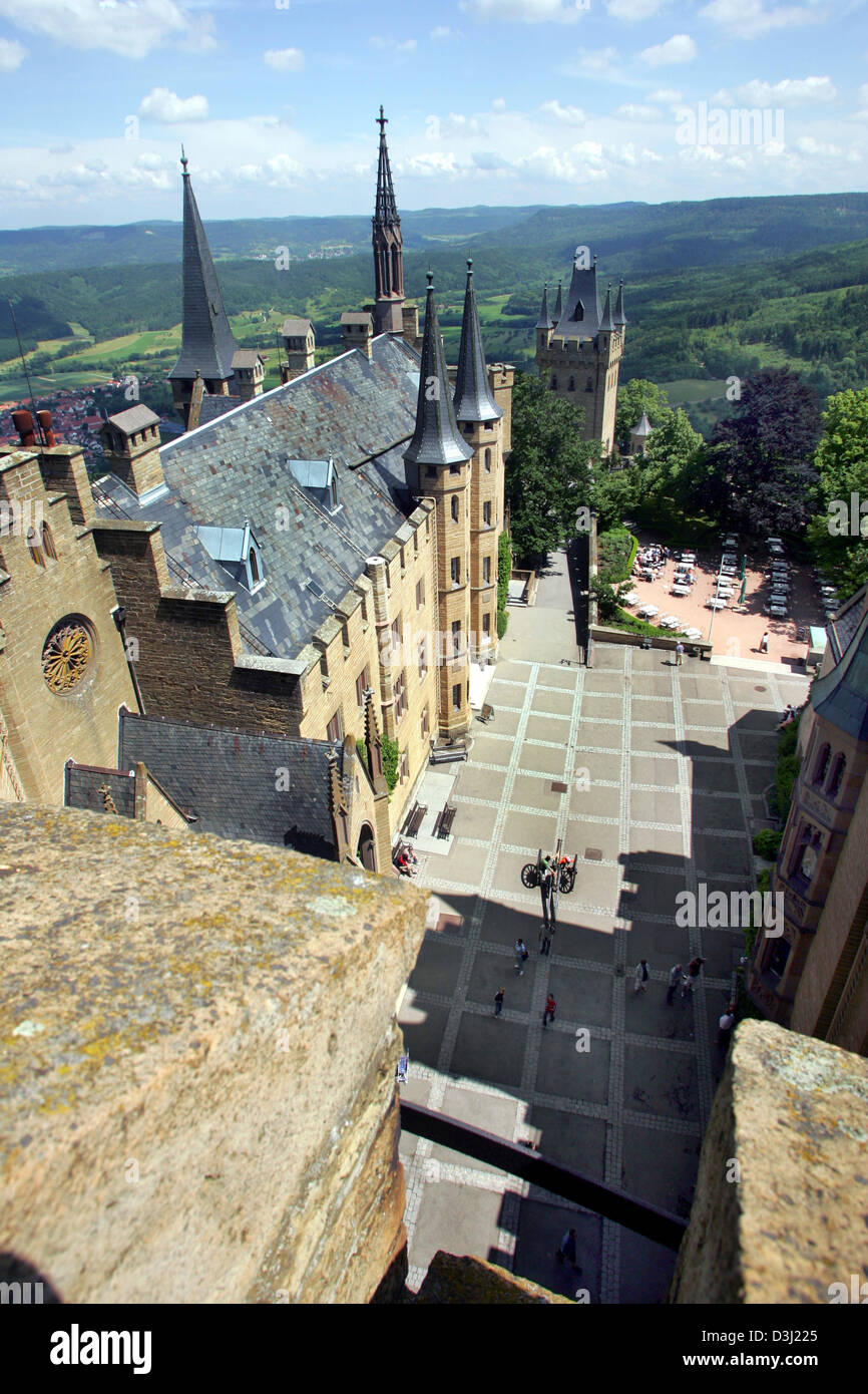 (Afp) - Le patio du château Hohenzollern en photo le 15 juin 2005. Le château Hohenzollern est le siège ancestral de la garnison prussienne-ainsi que la ligne catholique-seigneuriale de la maison Hohenzollern. C'est une des plus belles et visité les châteaux de l'Europe. L'empereur Guillaume II déjà admiré la vue spectaculaire sur les montagnes souabes : La vue sur le château Hohe Banque D'Images