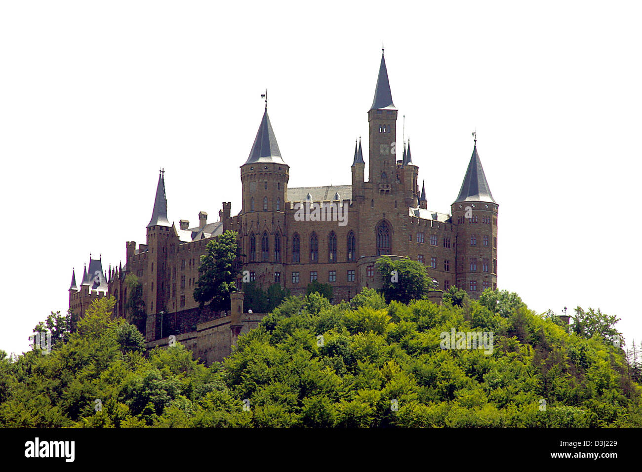 (Afp) - Le château Hohenzollern en photo le 15 juin 2005. Le château Hohenzollern est le siège ancestral de la garnison prussienne-ainsi que la ligne catholique-seigneuriale de la maison Hohenzollern. C'est une des plus belles et visité les châteaux de l'Europe. L'empereur Guillaume II déjà admiré la vue spectaculaire sur les montagnes souabes : La vue sur le château Hohenzollern trul Banque D'Images