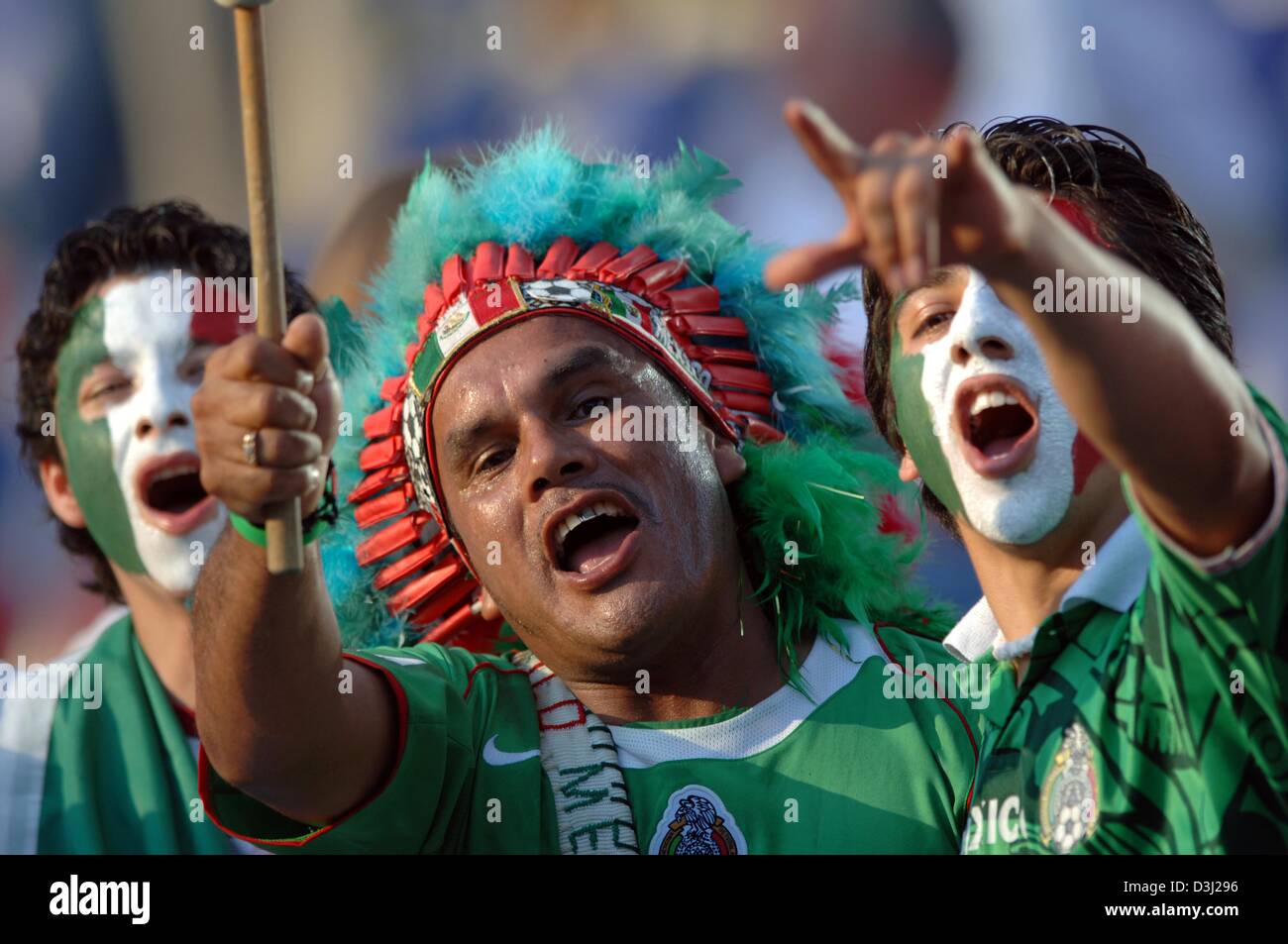 (Afp) - des fans de football mexicain cheer avant le match entre le Mexique et le Brésil à la Coupe des Confédérations 2005 à Hanovre, Allemagne, 19 juin 2005. Le Mexique a remporté le match 1-0. Banque D'Images