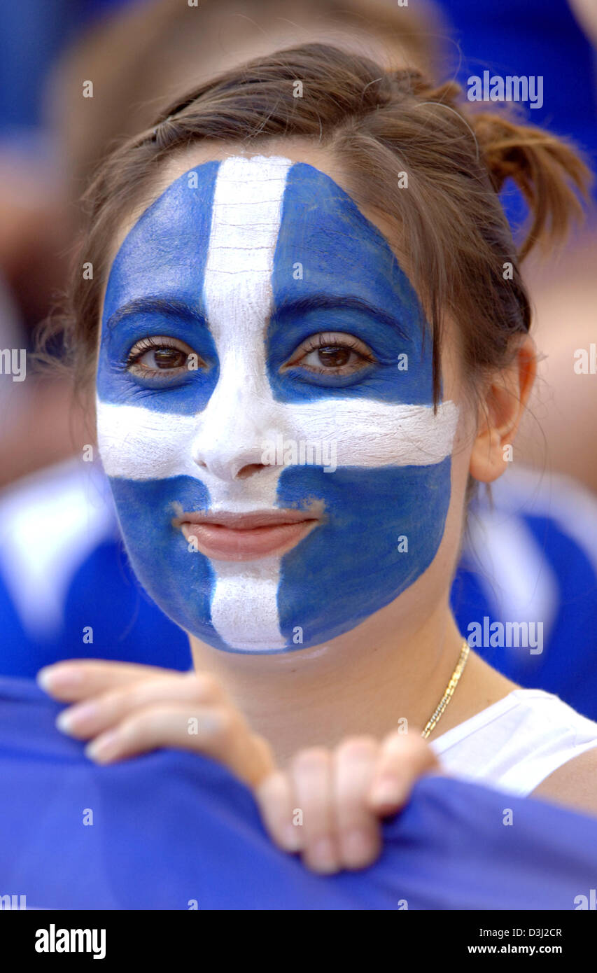 (Afp) - un supporter grec portant les couleurs nationales grecque peinte sur son visage sourit avant le match du groupe B du tournoi de la Coupe des Confédérations la Grèce contre le Japon à Francfort, Allemagne, 19 juin 2005. Banque D'Images