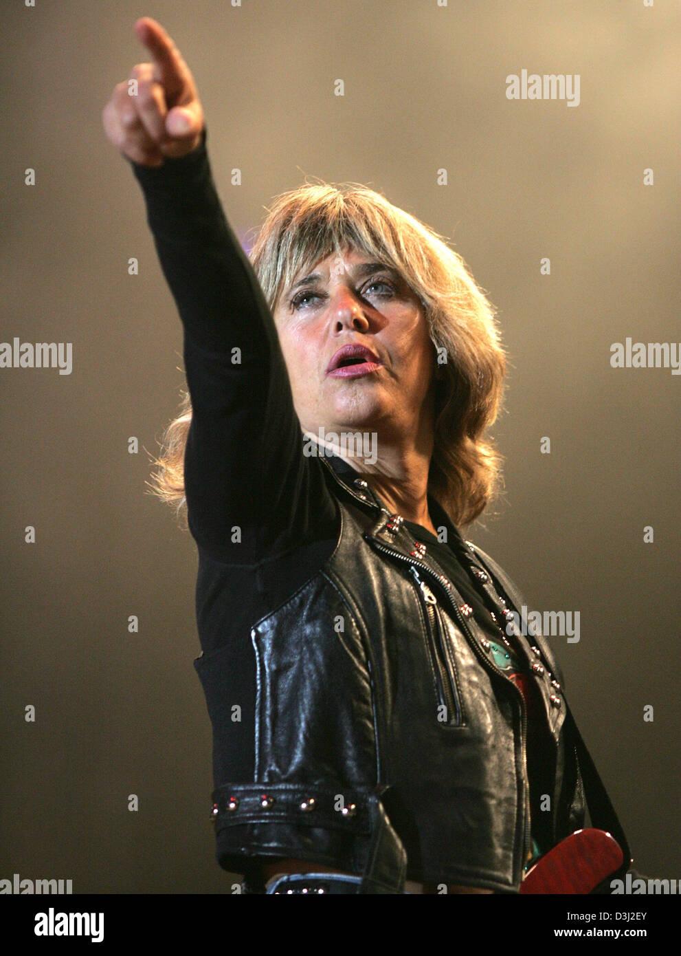 (Afp) - La légende du rock britannique Suzie Quatro effectue pendant la deuxième Open air festival de la société allemande NDR en face de chantier Meyer de Papenburg, Allemagne, 17 juin 2005. Banque D'Images