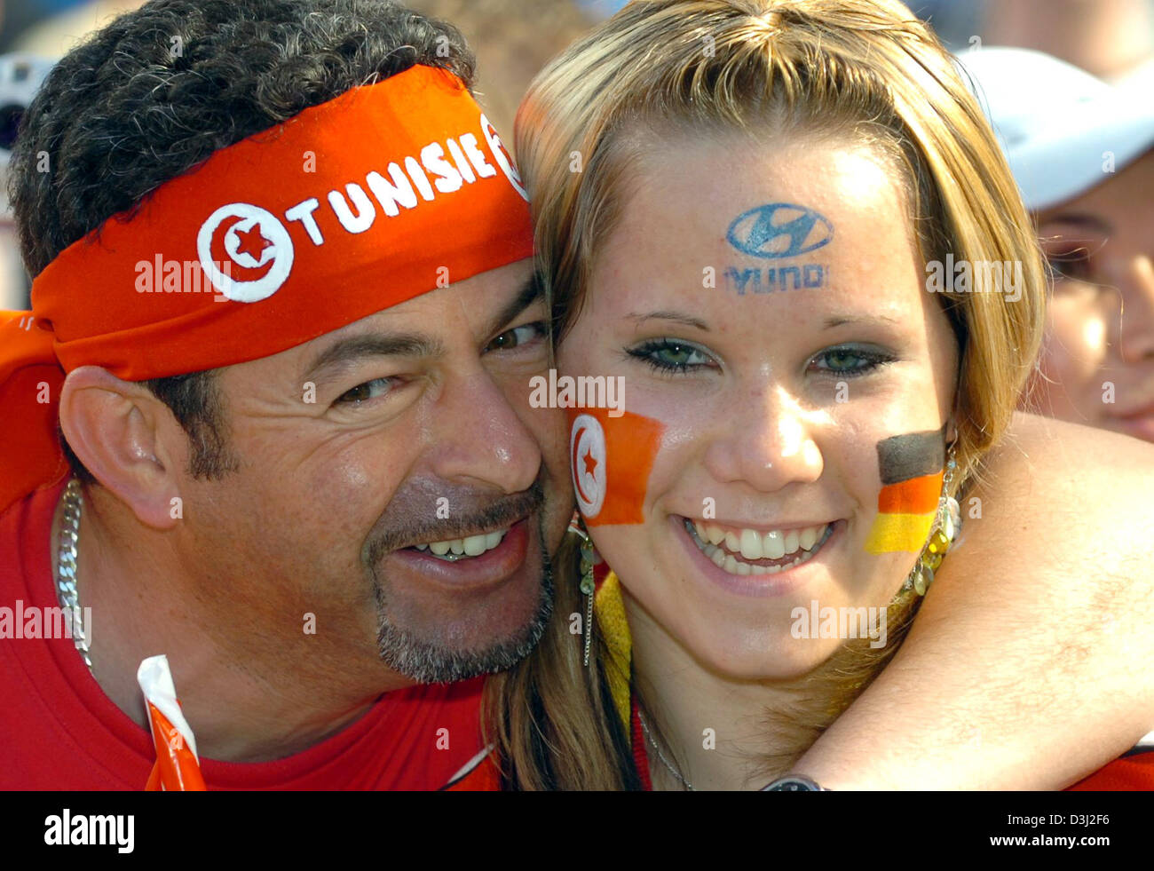 (Afp) - l'image montre un fan de football tunisien et son attender avant le match du groupe A de la Coupe des Confédérations de la FIFA, la Tunisie - Allemagne tournoi à Cologne, Allemagne, 18 juin, 2005. Banque D'Images