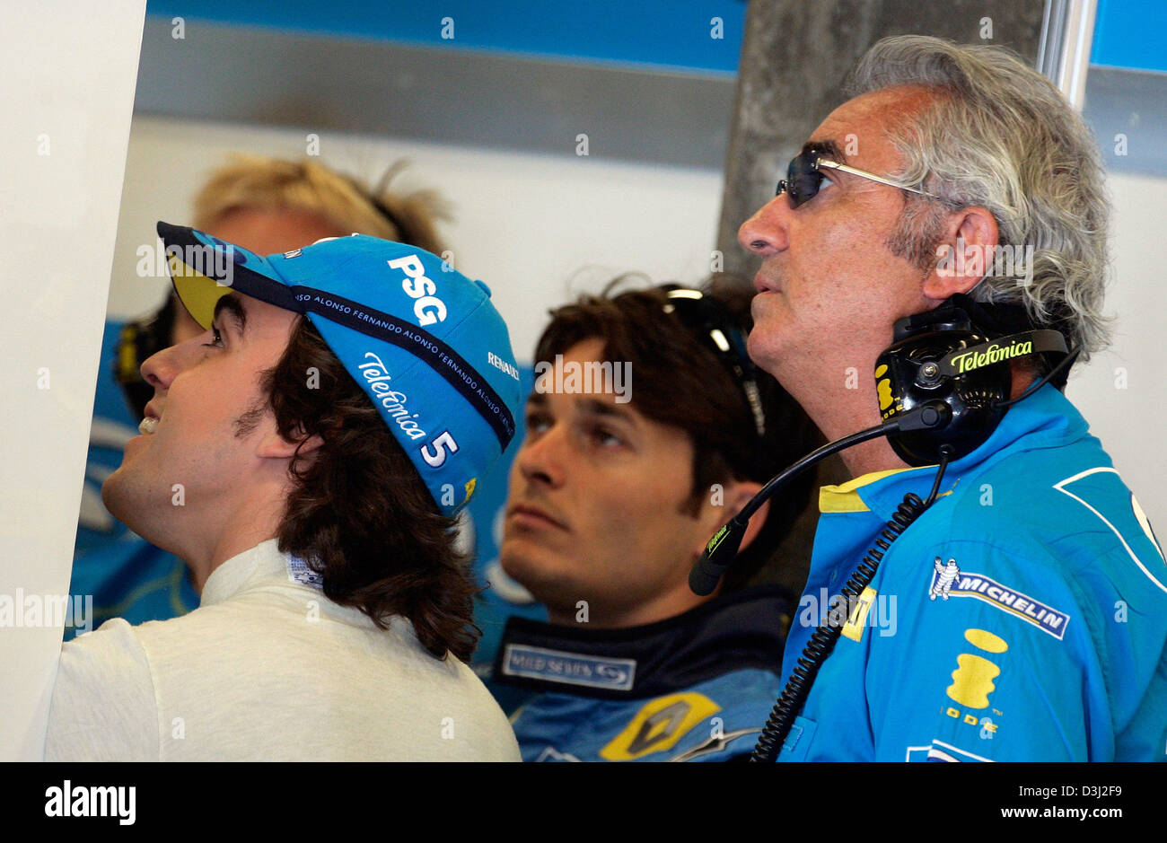 (Afp) - La photo montre pilote de Formule 1 espagnol Fernando Alonso de Renault (L), son coéquipier Italien Giancarlo Fisichella (C) et directeur principal de l'équipe Renault Flavio Briatore (R) au cours de la troisième séance d'essai à l'US-F1 piste Grand Prix à Indianapolis, USA, 18 juin 2005. Le Grand Prix des États-Unis aura lieu ici le dimanche, 19 juin 2005. Banque D'Images