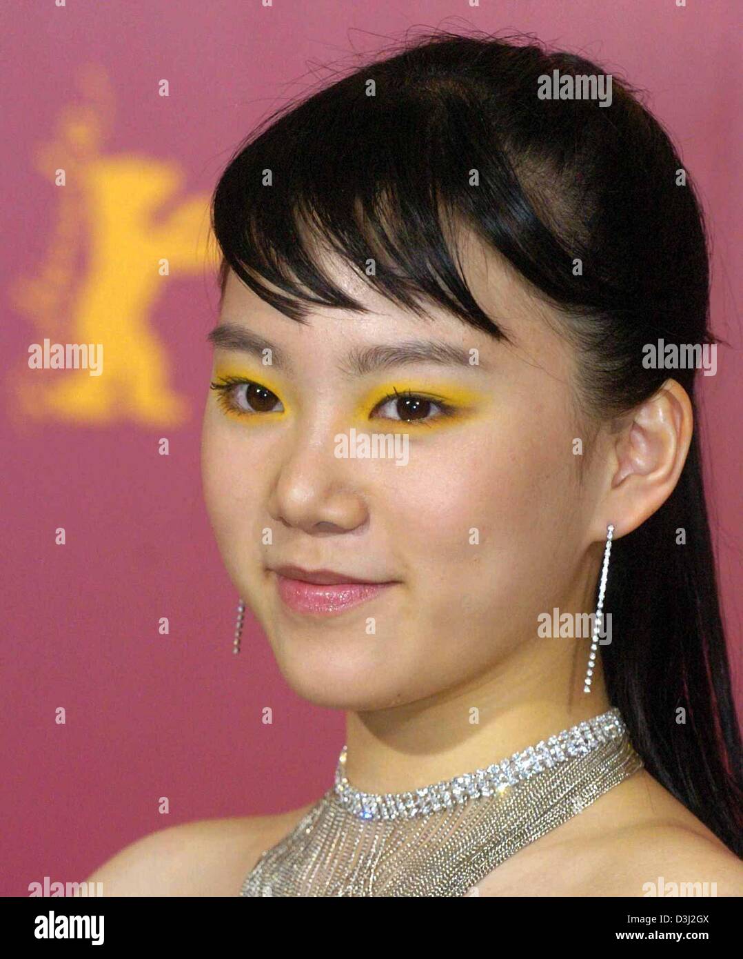 (Afp) - L'actrice sud-coréenne Kwak Ji-Min sourire alors qu'elle assiste à une conférence de presse au cours de la 54e Berlinale Festival International du Film de Berlin, 10 février 2004. Kwak Ji-Min a présenté son nouveau film 'Samaria'. Banque D'Images