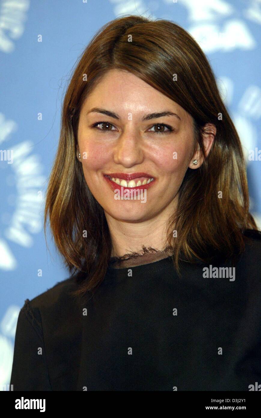 (Afp) - Sofia Coppola directeur le sourire alors qu'elle pose à l'occasion de la 56e cérémonie des Directors Guild à Los Angeles, Californie, USA, 7 février 2004. Banque D'Images