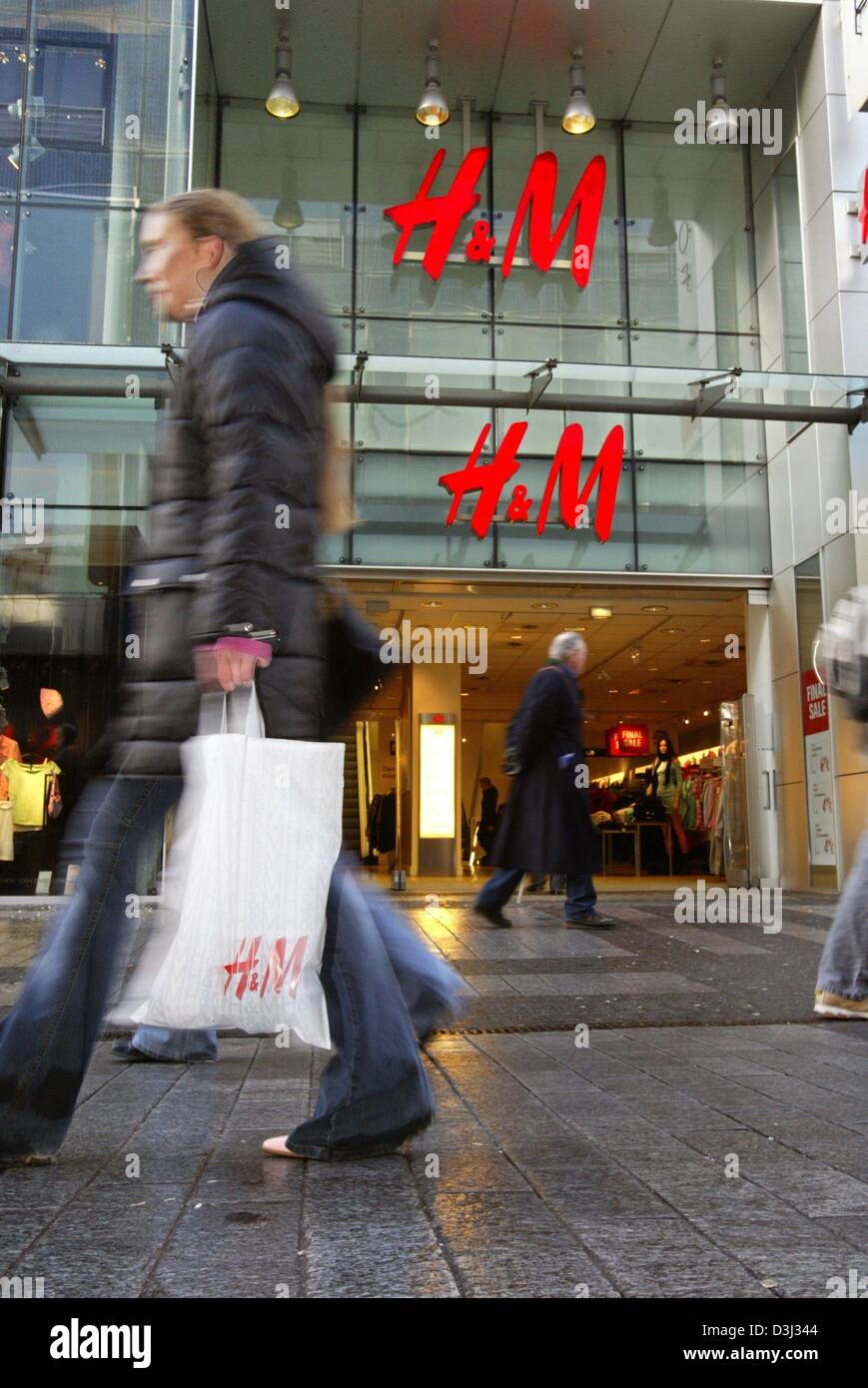 Afp) - Les piétons passer devant une succursale de la mode suédoise et  détaillant de vêtements Hennes et Mauritz (H&M) à Cologne, Allemagne, 29  janvier 2004. L'entreprise a présenté ses chiffres d'affaires