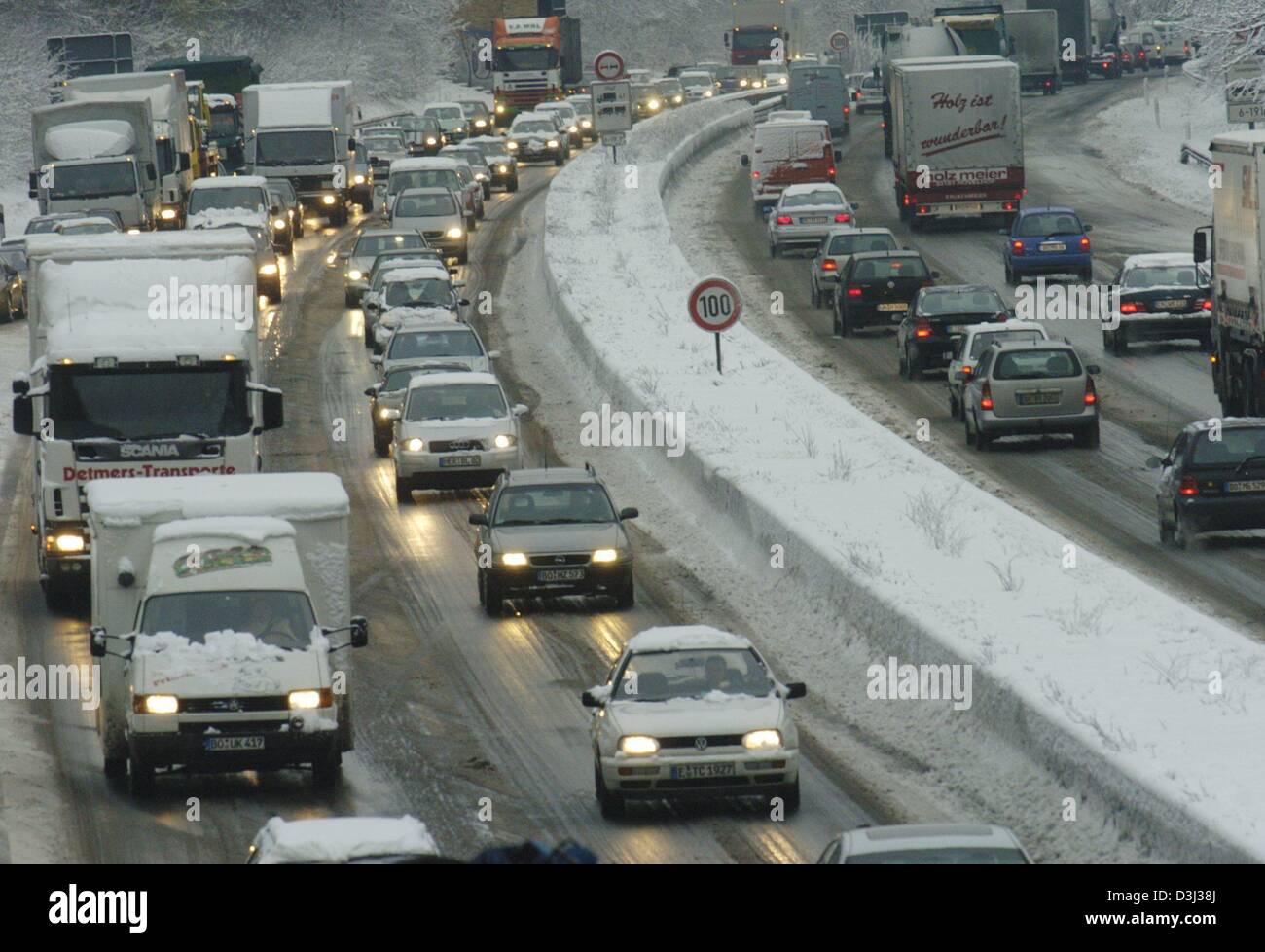 (Afp) - Des voitures se déplacent lentement dans une colonne le long de l'autoroute A57 près de Krefeld, Allemagne, 29 janvier 2004. Les fortes chutes de neige la nuit dernière a provoqué le chaos sur les routes allemandes durant les heures de pointe plus tôt ce matin, avec des embouteillages qui s'étend sur une distance totale de 250 kilomètres. Banque D'Images