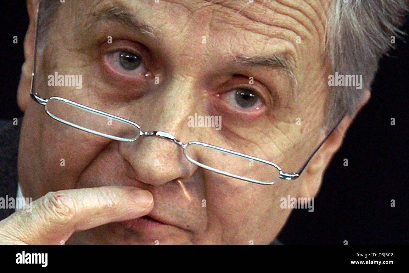 (Afp) - Jean-Claude Trichet, Président de la Banque centrale européenne (BCE), assiste à la conférence de presse à Francfort, Allemagne, le 8 janvier 2004. La BCE a laissé ses taux directeurs inchangés le 8 janvier comme cela avait été largement prévu par le secteur bancaire. Le taux principal de refinancement de la BCE reste à son plus bas de 2,0  %. La tête de la BCE a déclaré que la reprise économique dans les 12 pays Banque D'Images