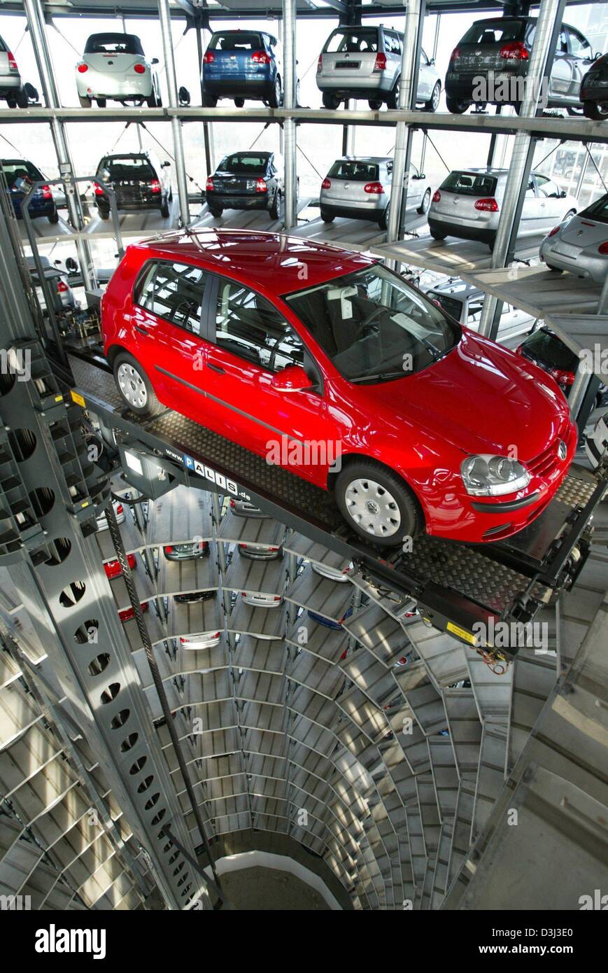 Une VW Golf 5 rouge est garée dans la tour de verre automobile de Volkswagen  à Wolfsburg, Allemagne, 08 janvier 2003. Environ 800 voitures peuvent être  stockées dans les 20 étages de