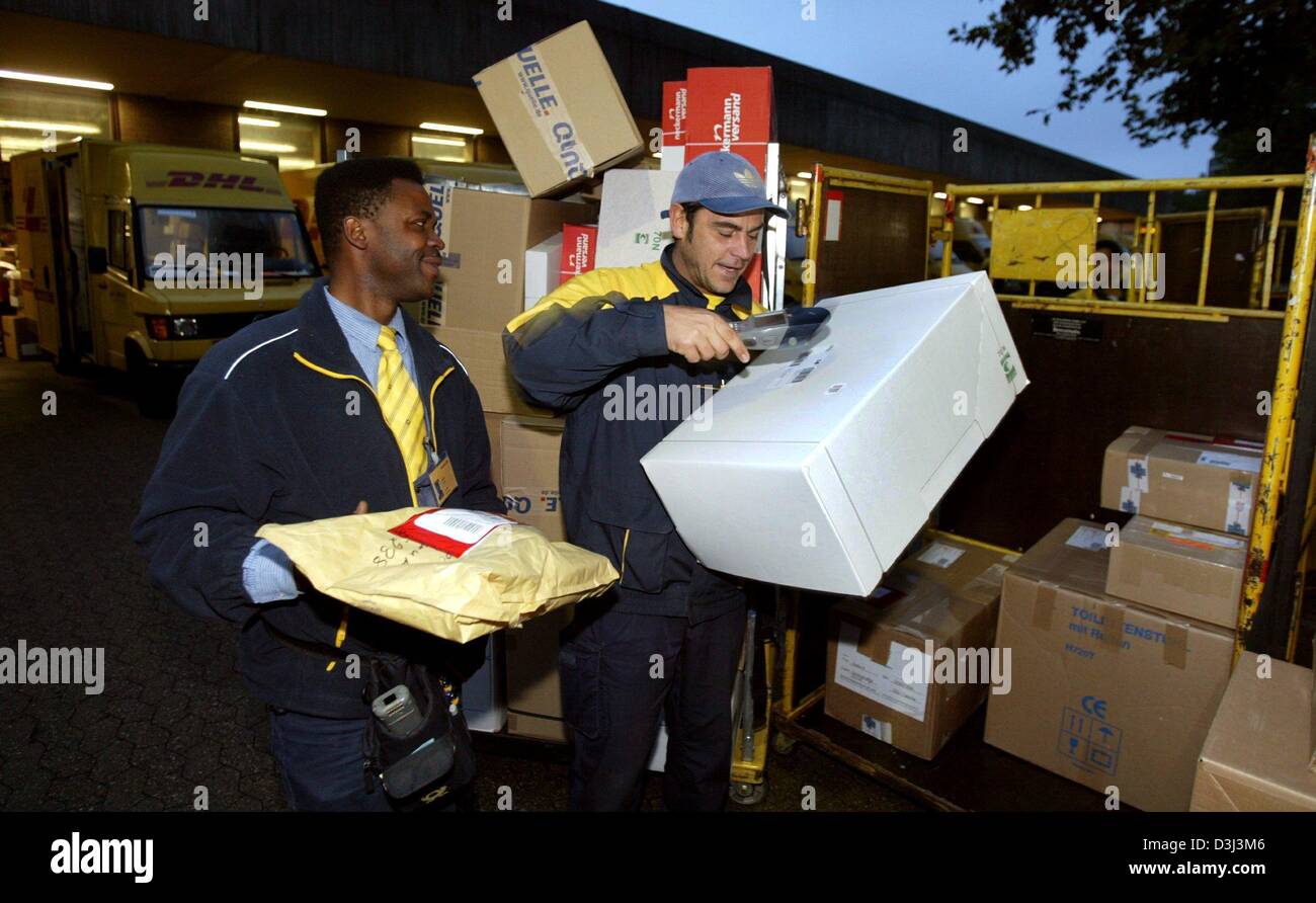 (Afp) - Deux fournisseurs de colis DHL préparer leur itinéraire au centre logistique à Dortmund, Allemagne, 21 octobre 2003. DHL est le colis, express et de la logistique Direction générale des services de la Deutsche Post group. Banque D'Images