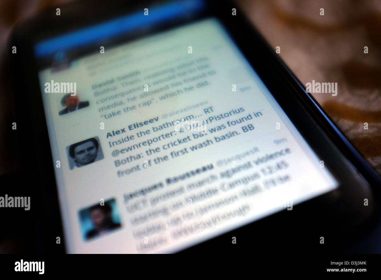 Un téléphone intelligent écran montrant le twitter de rapports concernant l'Oscar Pistorius et son procès pour meurtre en Afrique du Sud en 2013. Banque D'Images