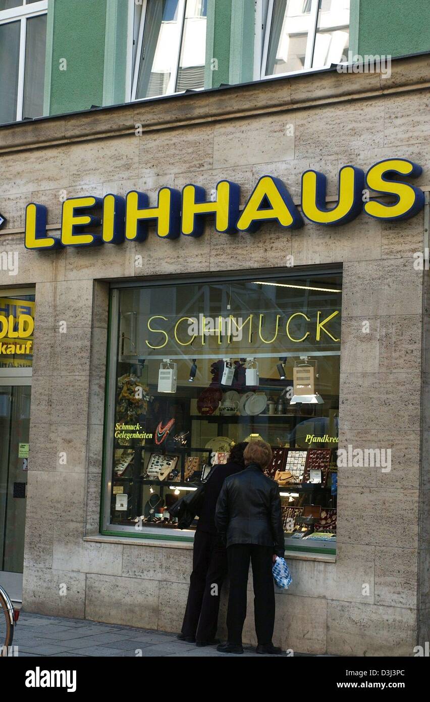 Afp) - deux passants regarder dans la vitrine d'un magasin de jouet  (Leihhaus) de Munich, le 6 octobre 2003. L'écriture annonce la société gbb  Finanz-consulting Gregor brägger' (bijoux Photo Stock - Alamy