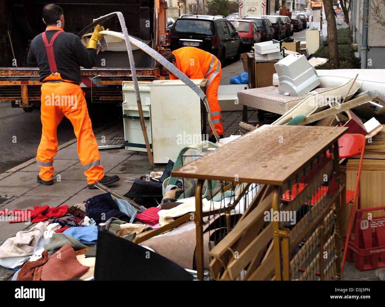 (Afp) - Les employés de la service de collecte des ordures les déchets encombrants sur le trottoir à Stuttgart, Allemagne, 16 décembre 2003. Banque D'Images