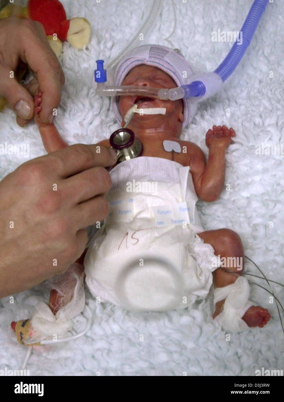 Sante Hth Health Treatment Bebe Premature Incubateur Examinant Stethoscope Allemagne Banque D Image Et Photos Alamy