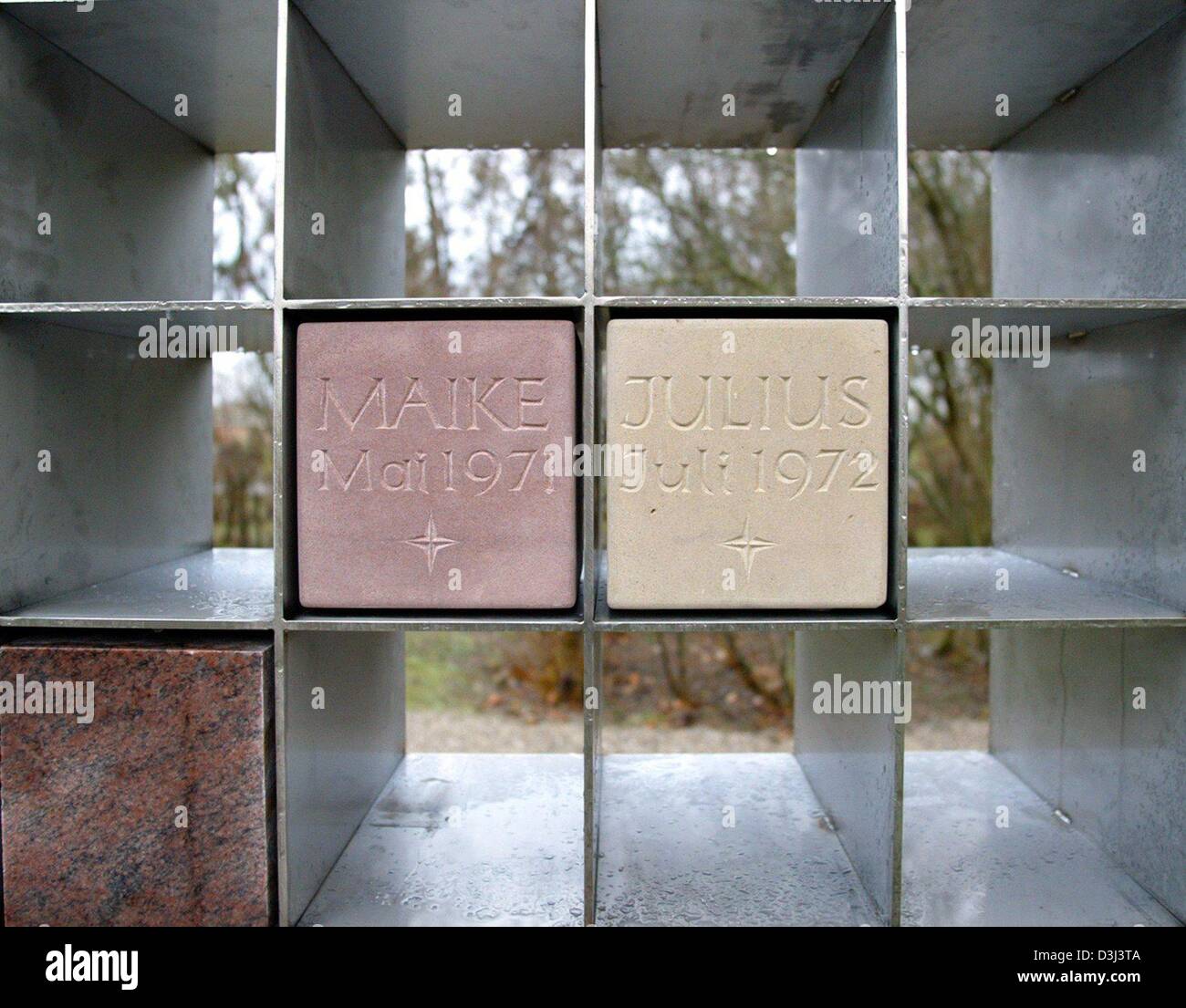 (Afp) - Trois pierres memorial sont placées dans la porte de commémoration au cimetière principal à Freiburg, Allemagne, du 15 décembre 2003. Les parents peuvent commémorer leurs enfants, qui sont nés déjà mort à cause d'une fausse couche, en plaçant une pierre dans la porte. La porte, qui est fait d'acier est d'environ 2,5 mètres de hauteur et 1,5 mètres de large et offre suffisamment d'espace pour 220 des pierres. Banque D'Images