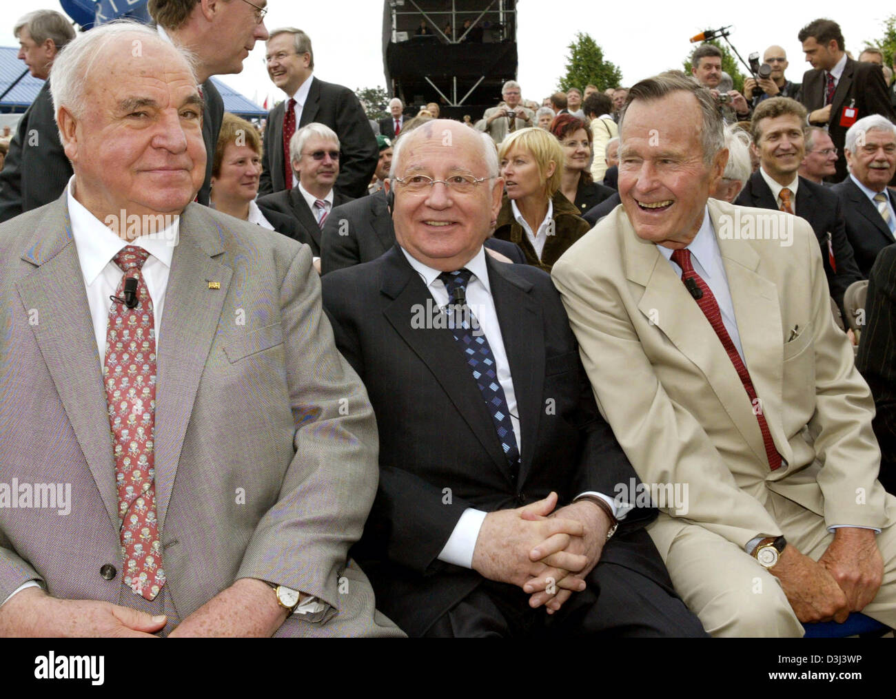 L'ancien chancelier allemand Helmut Kohl, ancien président de l'Union soviétique Mikhaïl Gorbatchev et l'ancien président américain George Bush (L-R) de prendre leur place pour le "Point Prix Alpha' cérémonie à l'époque de la guerre froide d'un poste d'observation de l'armée américaine "point alpha" à la ligne de démarcation entre l'Est et l'Allemagne de l'Ouest près du village de Geisa, Allemagne. 17 juin 2005. Bush a reçu le 'Point d'inauguration Banque D'Images