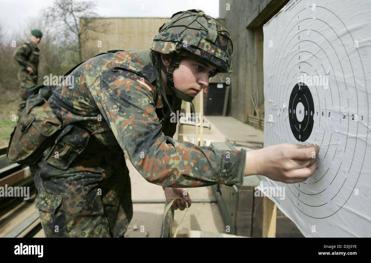 (Afp) - Le fichier photo, datée du 14 avril 2005, montre un conscrit de la Bundeswehr allemande couvrant ses hits sur une cible après une pratique de tir lors d'une formation militaire de base à la caserne en Knuell Schwarzenborn, Allemagne. Banque D'Images
