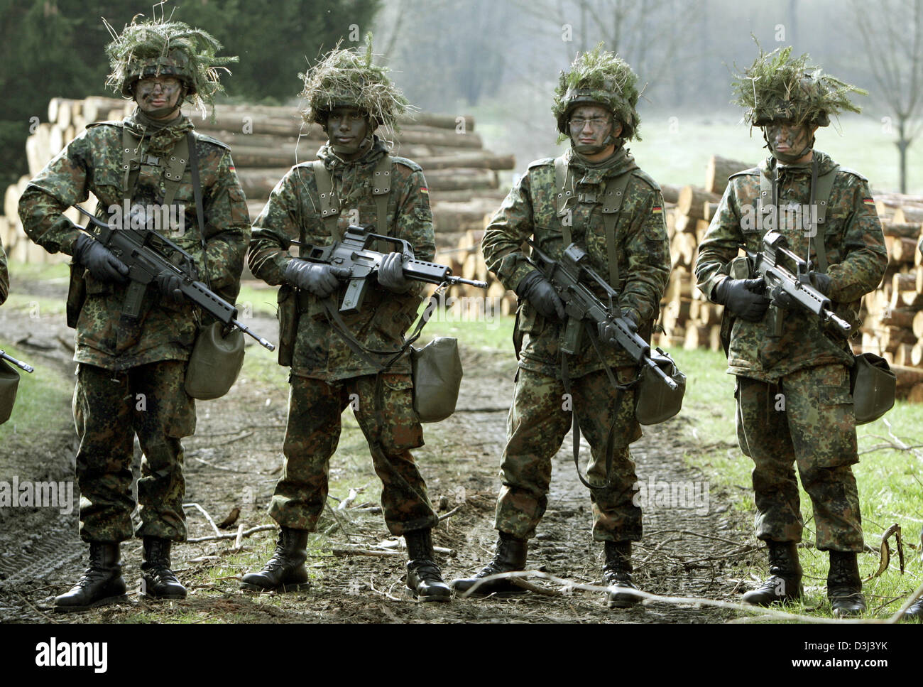 (Afp) - Un groupe d'appelés de la division d'infanterie de la Bundeswehr, une tenue de camouflage et armé d'un fusil G36, un chemin sûr au cours d'un exercice sur le terrain dans le cadre de la formation militaire de base à la caserne en Knuell Schwarzenborn, Allemagne, 14 avril 2005. Banque D'Images