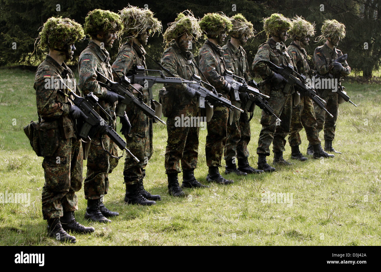 (Afp) - Un groupe d'appelés de la division d'infanterie de la Bundeswehr, une tenue de camouflage et armé d'un fusil G36, se tenir sur un terrain au cours d'un exercice sur le terrain dans le cadre de la formation militaire de base à la caserne en Knuell Schwarzenborn, Allemagne, 14 avril 2005. Banque D'Images