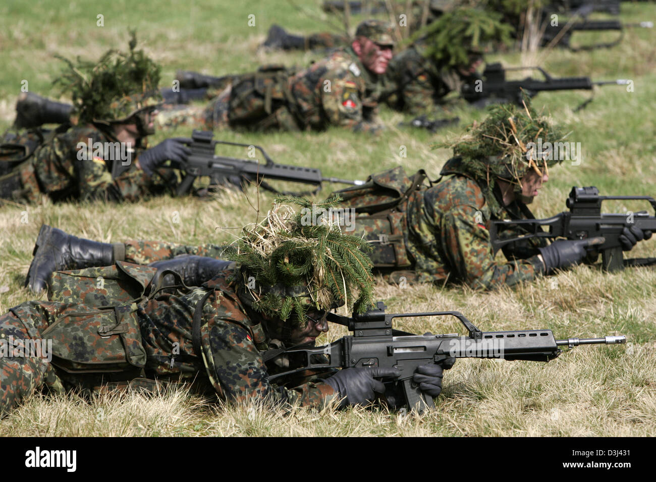 (Afp) - Le fichier photo, datée du 14 avril 2005, montre conscrits des véhicules blindés de combat d'infanterie division de la Bundeswehr allemande, tenue de camouflage, enlever le couvercle sur le terrain avec leurs fusils à un exercice sur le terrain dans le cadre de leur formation militaire de base à la caserne en Knuell Schwarzenborn, Allemagne, 14 avril 2005. Banque D'Images
