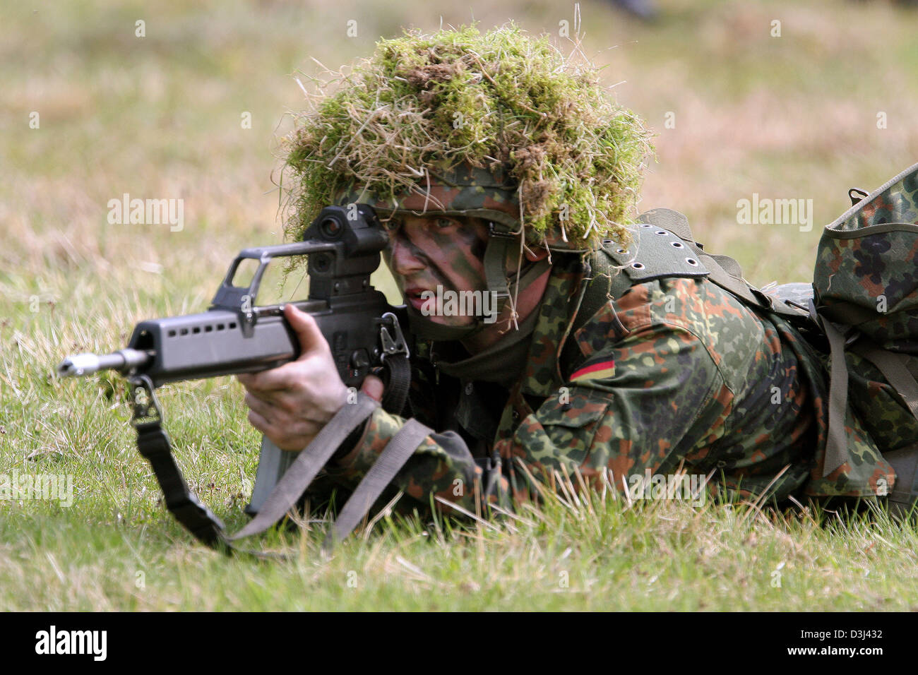 (Afp) - Le fichier photo, datée du 14 avril 2005, montre un conscrit de la division d'infanterie de la Bundeswehr, une tenue de camouflage, se coucher sur le sol et visez avec son fusil G36 à un exercice sur le terrain dans le cadre de sa formation militaire de base à la caserne en Knuell Schwarzenborn, Allemagne, 14 avril 2005. Banque D'Images