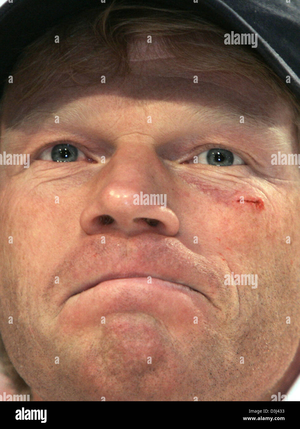 (Afp) -gardien national allemand Oliver Kahn s'assied à une conférence de presse de l'équipe nationale de football allemande à Francfort, Allemagne, le jeudi 16 juin 2005. Il a contracté une blessure sous l'œil gauche dans la Coupe des Confédérations match contre l'Australie, qui a été remportée hier à Francfort, 4-3. Banque D'Images