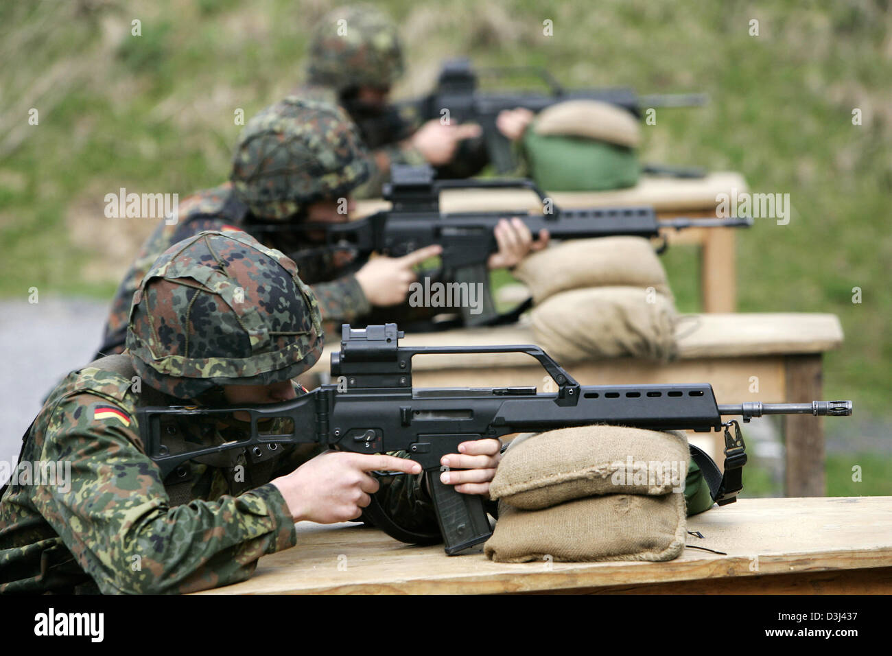 (Afp) - Le fichier photo, datée du 14 avril 2005, montre des conscrits la Bundeswehr allemande pendant les exercices de tir avec des fusils G36 dans le cadre de leur formation militaire de base à la caserne en Knuell Schwarzenborn, Allemagne, 14 avril 2005. Banque D'Images