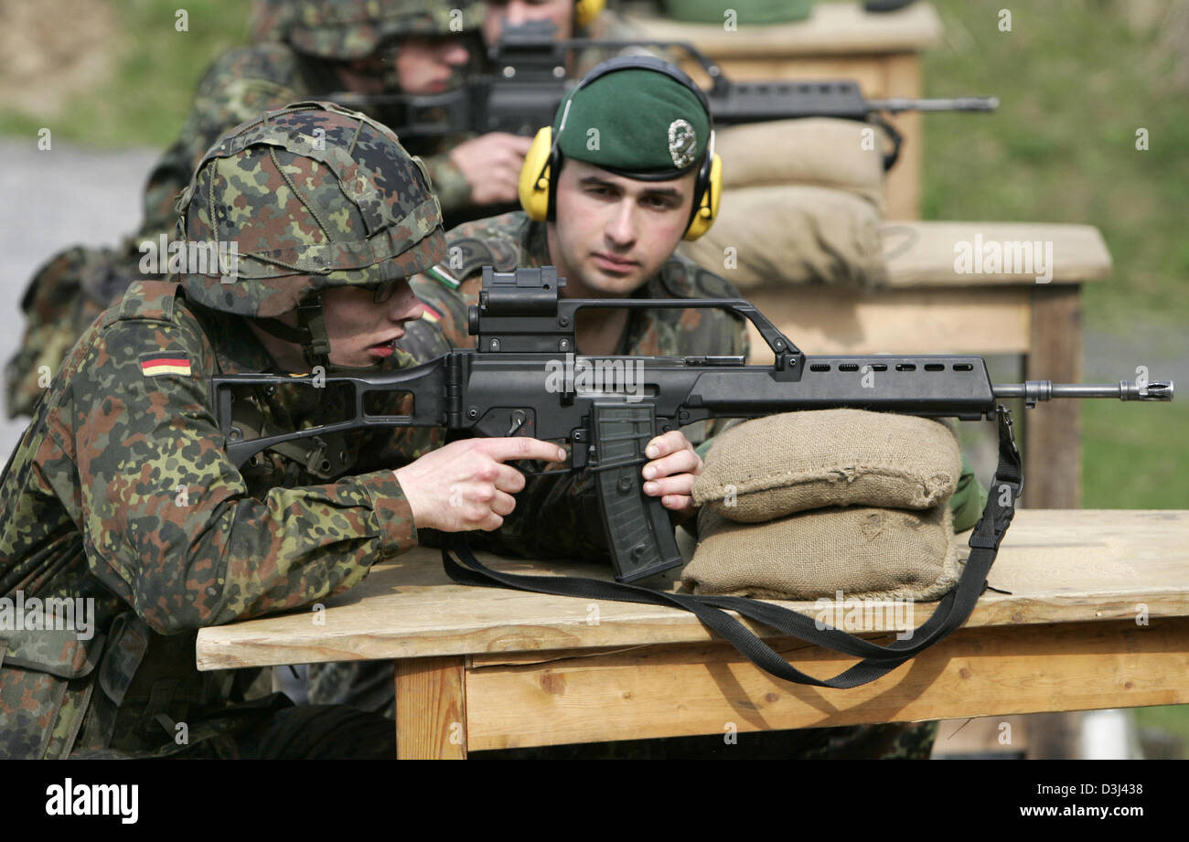 (Afp) - Le fichier photo, datée du 14 avril 2005, montre des conscrits la Bundeswehr supervisés par leur instructeur militaire pendant les exercices de tir avec des fusils G36 dans le cadre de leur formation militaire de base à la caserne en Knuell Schwarzenborn, Allemagne, 14 avril 2005. Banque D'Images
