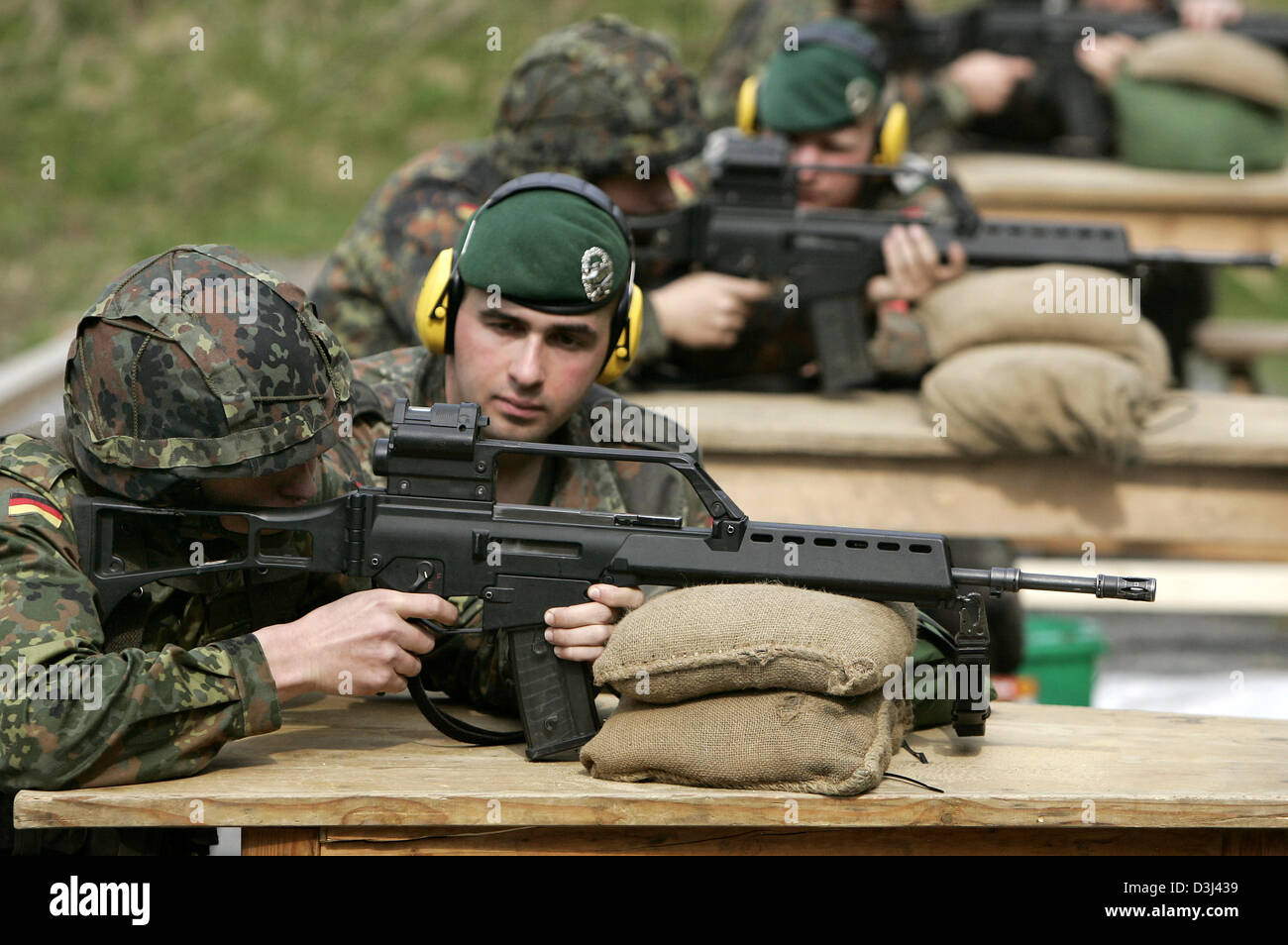 (Afp) - Le fichier photo, datée du 14 avril 2005, montre des conscrits la Bundeswehr supervisés par leur instructeur militaire pendant les exercices de tir avec des fusils G36 dans le cadre de leur formation militaire de base à la caserne en Knuell Schwarzenborn, Allemagne, 14 avril 2005. Banque D'Images