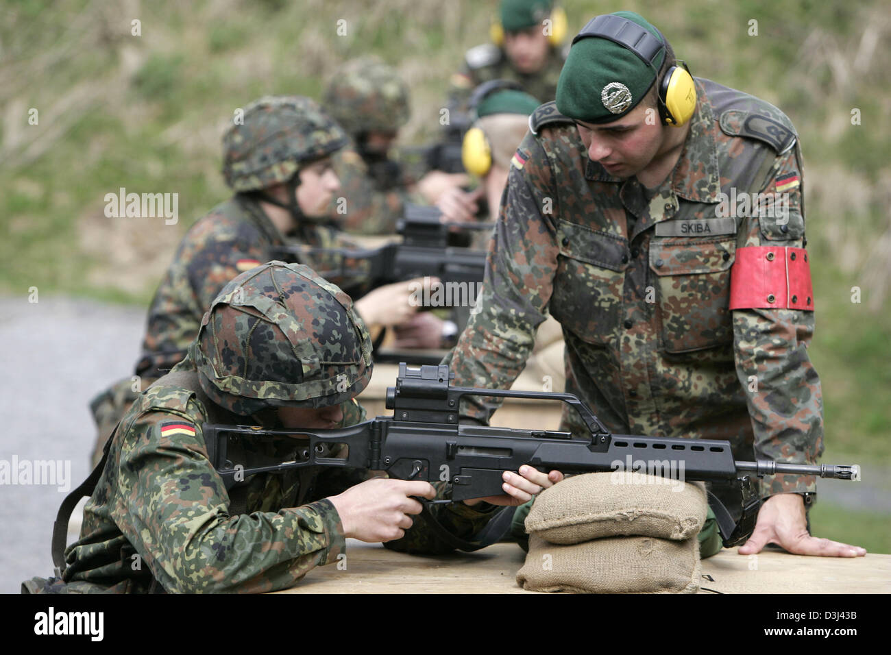(Afp) - Le fichier photo, datée du 14 avril 2005, montre des conscrits la Bundeswehr supervisés par leur instructeur militaire pendant les exercices de tir avec des fusils G36 dans le cadre de leur formation militaire de base à la caserne en Knuell Schwarzenborn, Allemagne, 14 avril 2005. Banque D'Images