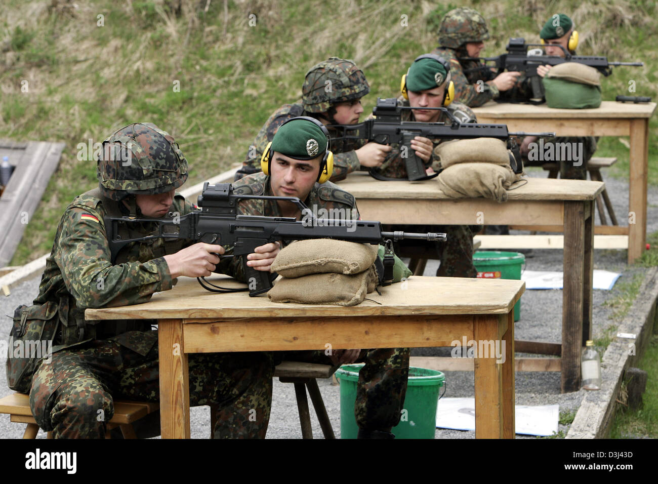 (Afp) - Le fichier photo, datée du 14 avril 2005, montre des conscrits la Bundeswehr supervisés par leur instructeur militaire pendant les exercices de tir avec des fusils G36 dans le cadre de leur formation militaire de base à la caserne en Knuell Schwarzenborn, Allemagne, 14 avril 2005. Banque D'Images