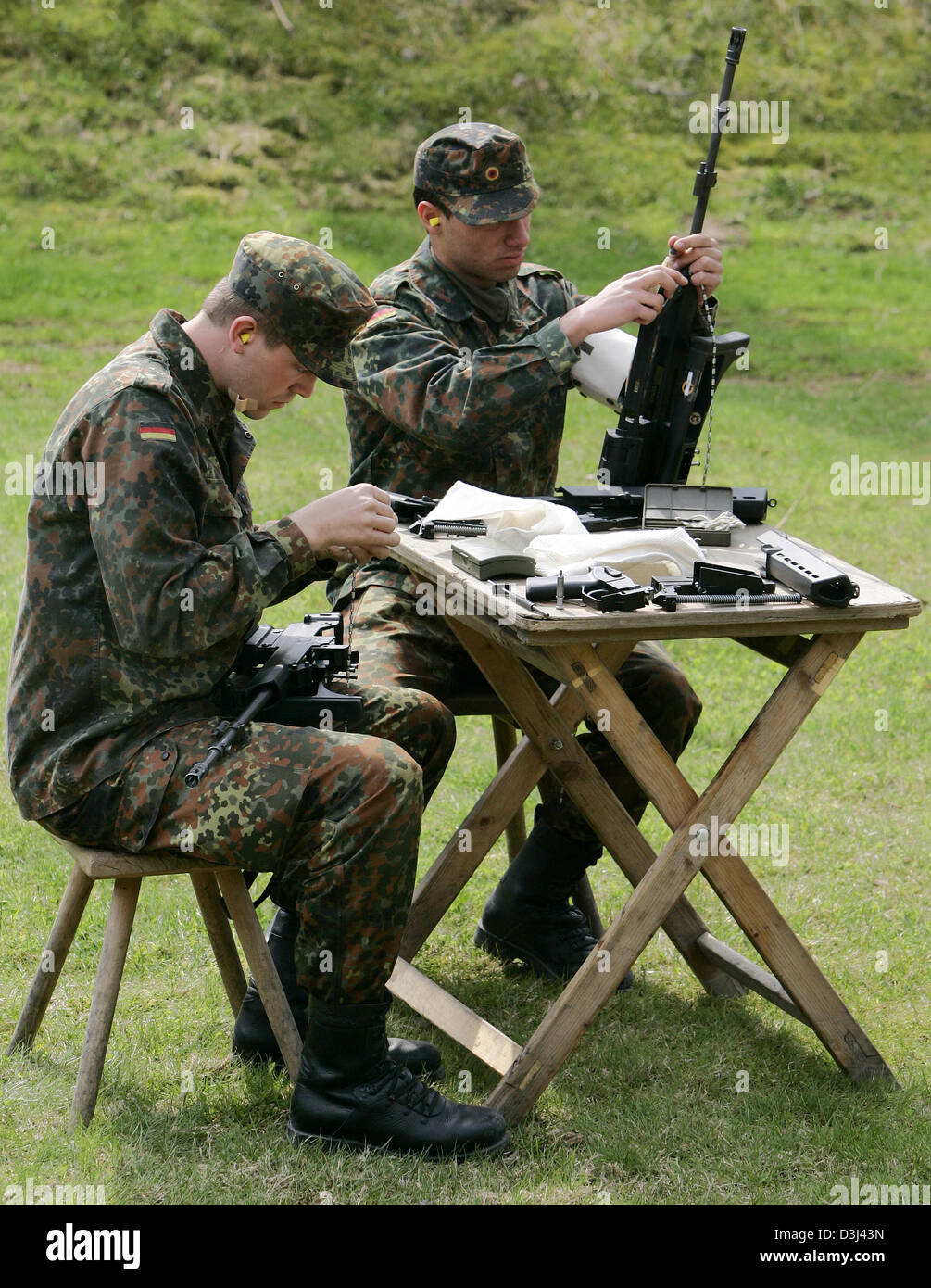 (Dpa) - conscrits de la Bundeswehr allemande démonter et nettoyer leurs fusils G36 dans le cadre de leur formation militaire de base à la caserne en Knuell Schwarzenborn, Allemagne, 14 avril 2005 Banque D'Images
