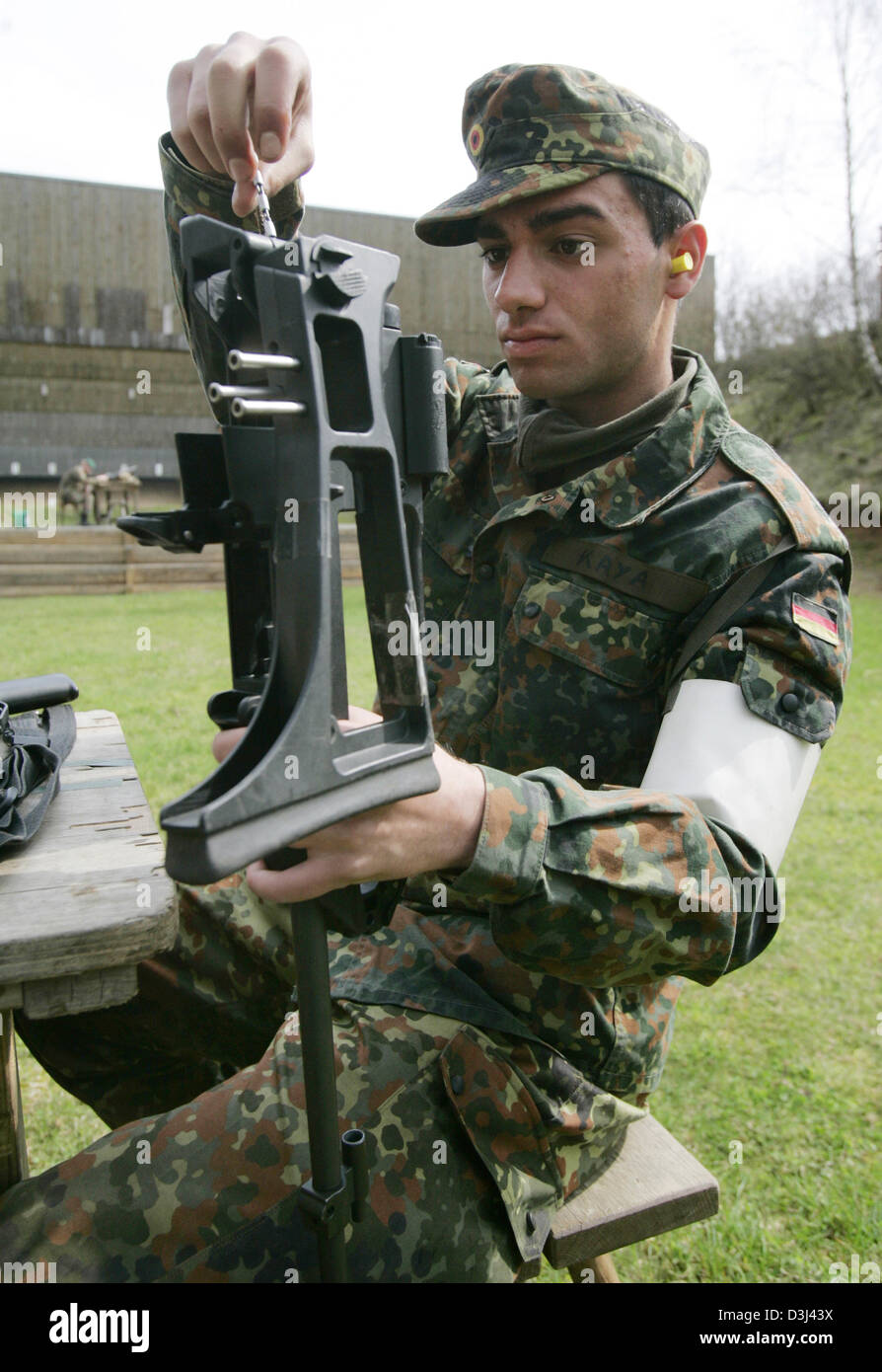 (Afp) - un conscrit de la Bundeswehr démonte et nettoie soigneusement ses fusils G36 dans le cadre de sa formation militaire de base à la caserne en Knuell Schwarzenborn, Allemagne, 14 avril 2005. Banque D'Images